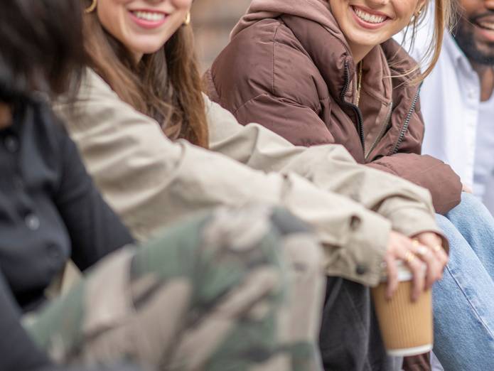 Jugendliche sitzen zusammen und unterhalten sich