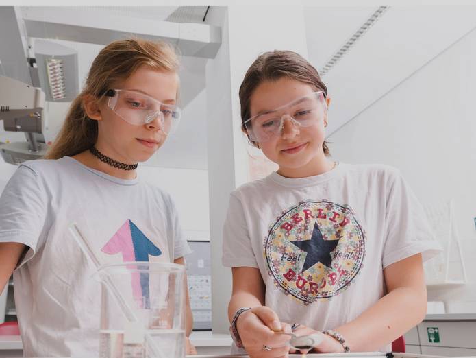 Zwei Schülerinnen der Realschule Torwiesenschule führen ein Experiment im Chemieunterricht durch