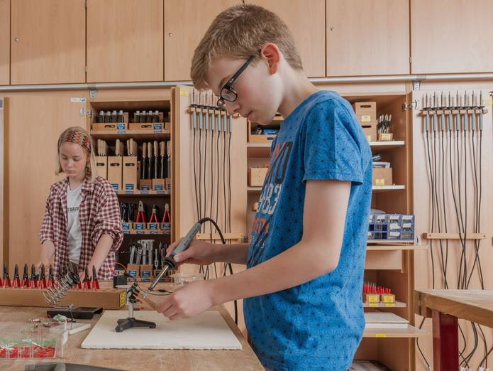 Eine Schülerin und ein Schüler der TWS im Technik-Unterricht