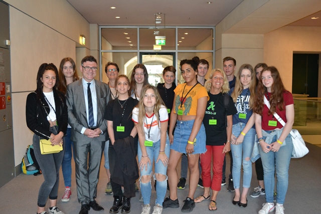 Dr. Stefan Kaufmann mit Schülerinnen und Schülern der 10. Klasse Torwiesenschule