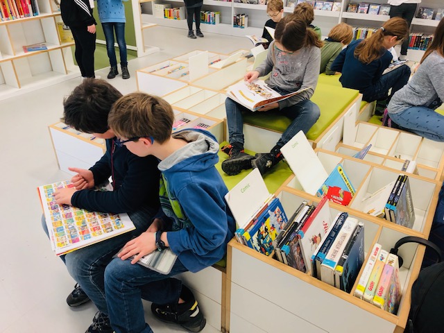 Klasse 5 besucht die Stadtbibliothek Stuttgart