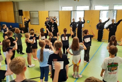 Schülerinnen und Schüler der Torwiesenschule mit den Gauthier Dance Juniors