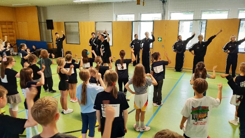 Schülerinnen und Schüler der Torwiesenschule mit den Gauthier Dance Juniors
