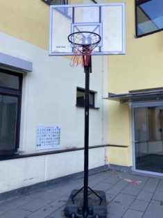 Einer der beiden Basketballkörbe im Pausenhof der Torwiesenschule 
